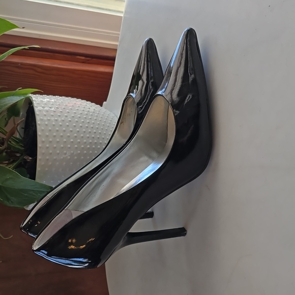 Guess black patent leather stilettos. - Picture 3 of 6